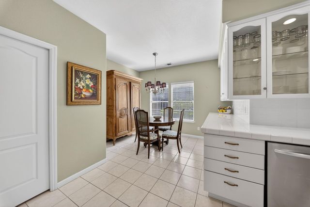 6652 N Seedlescombe Drive, Fresno, CA 93711