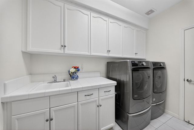 6652 N Seedlescombe Drive, Fresno, CA 93711