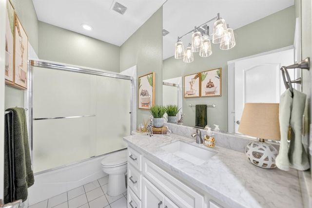 6652 N Seedlescombe Drive, Fresno, CA 93711