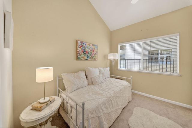 6652 N Seedlescombe Drive, Fresno, CA 93711