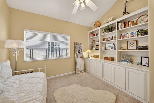 6652 N Seedlescombe Drive, Fresno, CA 93711