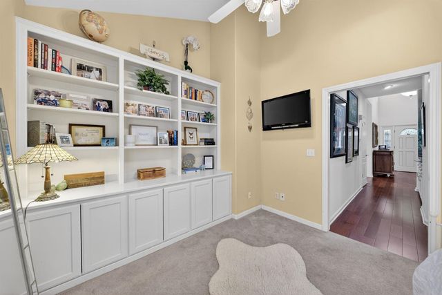 6652 N Seedlescombe Drive, Fresno, CA 93711