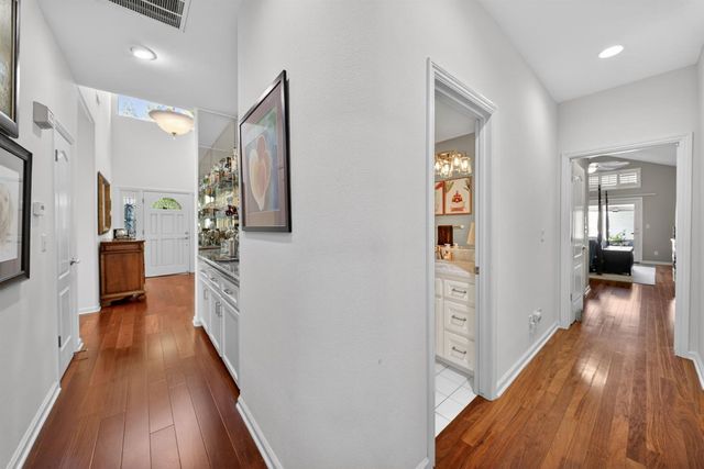 6652 N Seedlescombe Drive, Fresno, CA 93711