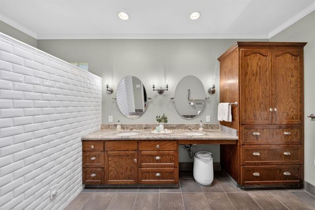 6652 N Seedlescombe Drive, Fresno, CA 93711