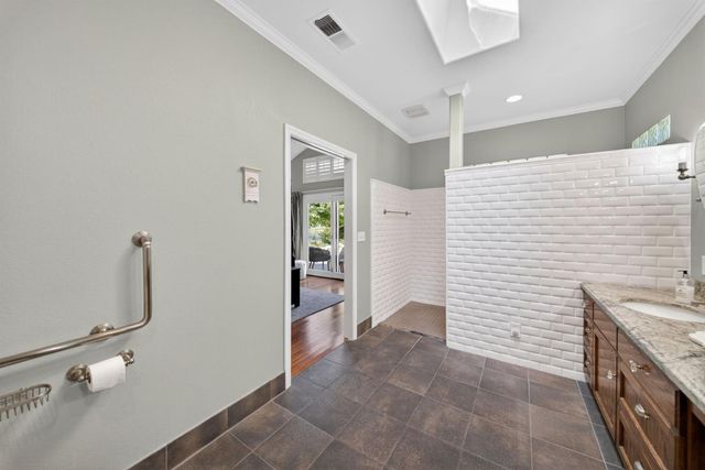 6652 N Seedlescombe Drive, Fresno, CA 93711