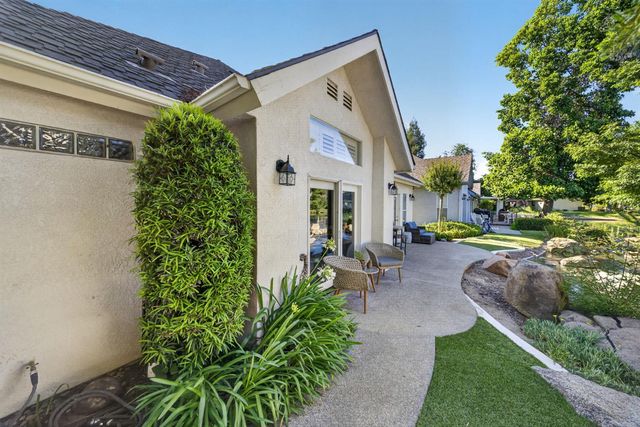 6652 N Seedlescombe Drive, Fresno, CA 93711