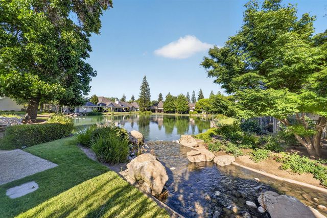 6652 N Seedlescombe Drive, Fresno, CA 93711