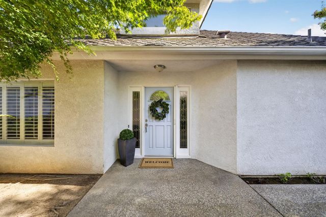 6652 N Seedlescombe Drive, Fresno, CA 93711