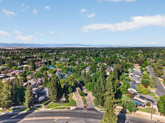 6652 N Seedlescombe Drive, Fresno, CA 93711