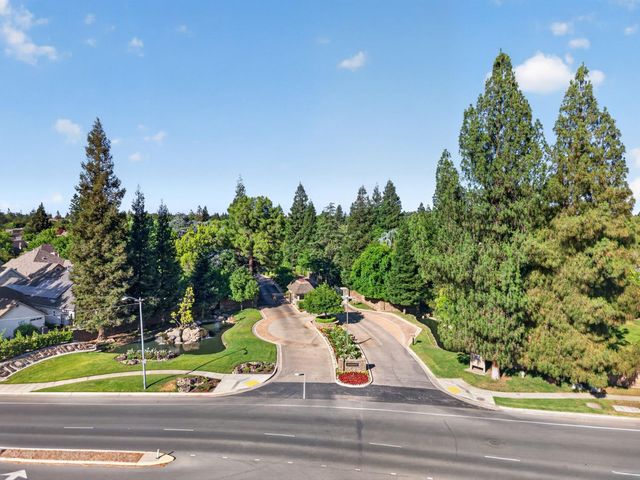 6652 N Seedlescombe Drive, Fresno, CA 93711