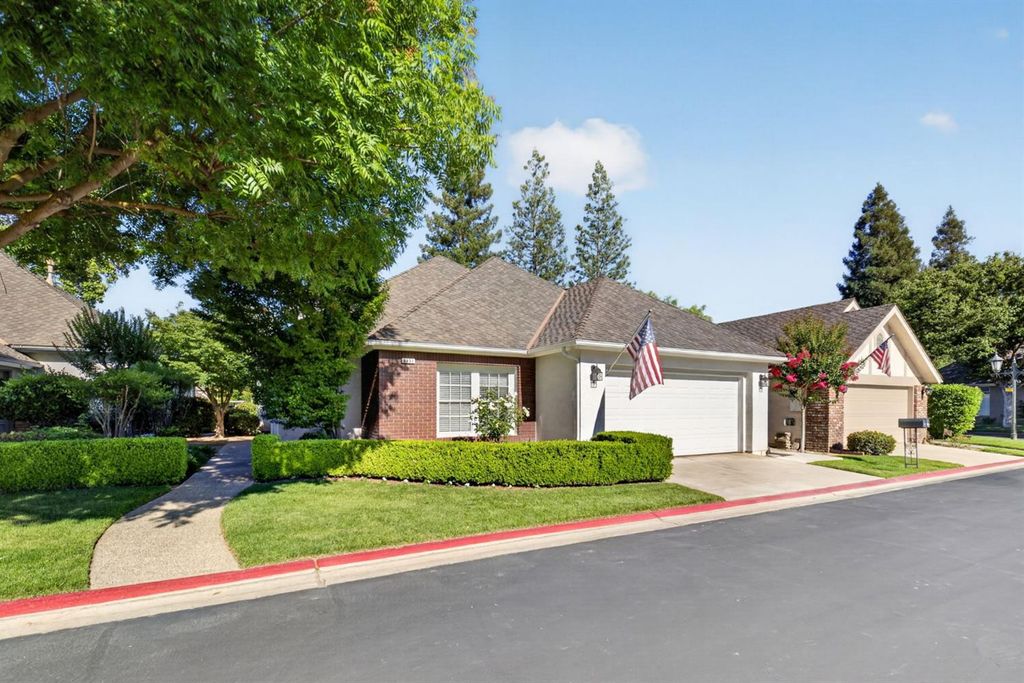 6652 N Seedlescombe Drive, Fresno, CA 93711