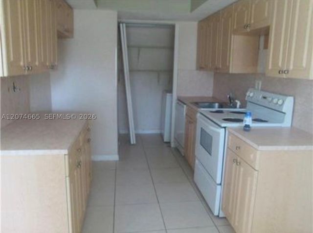 5810 NW 22nd St 21-B, Lauderhill, FL 33313