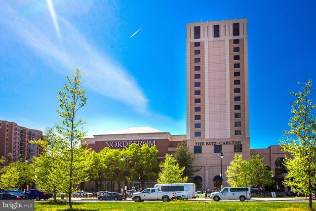 1300 CRYSTAL DR #901S, Arlington, VA 22202