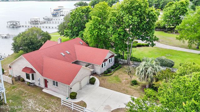 995 Chadwick Shores Drive, Sneads Ferry, NC 28460