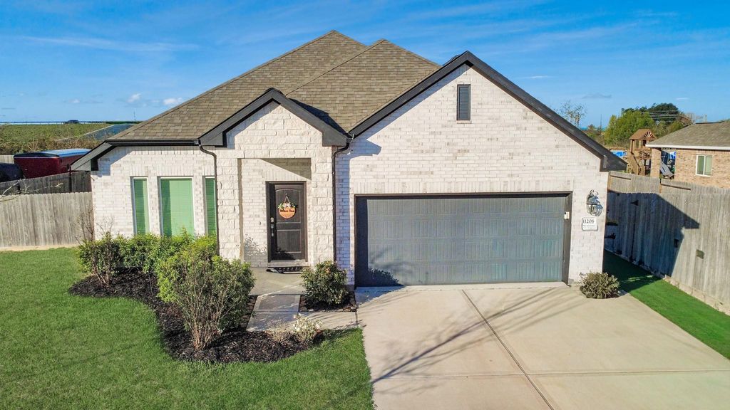 11206 Youngquist Drive, Baytown, TX 77535