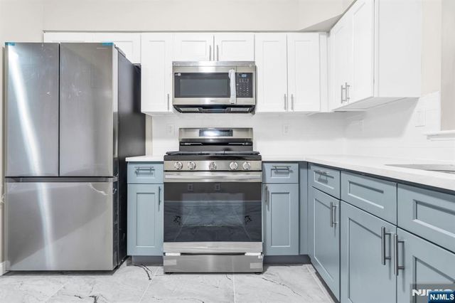 285 6th Street, Newark, NJ 07103