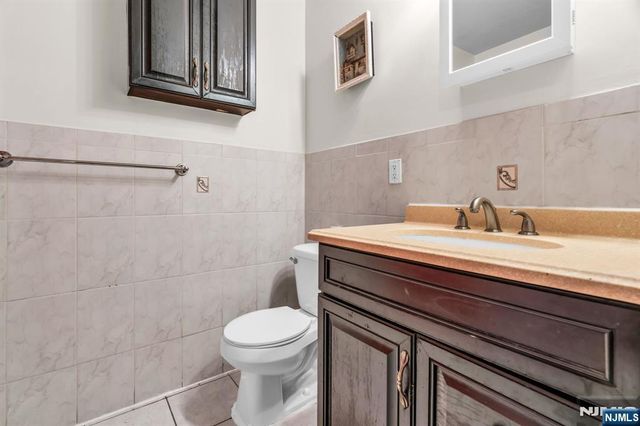 285 6th Street, Newark, NJ 07103