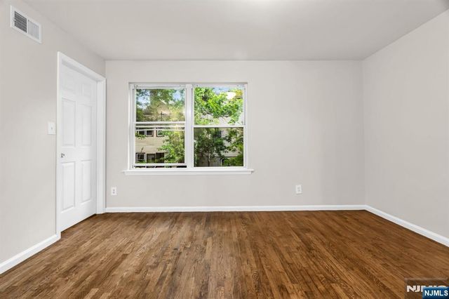 285 6th Street, Newark, NJ 07103
