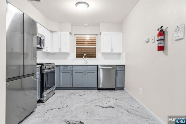 285 6th Street, Newark, NJ 07103