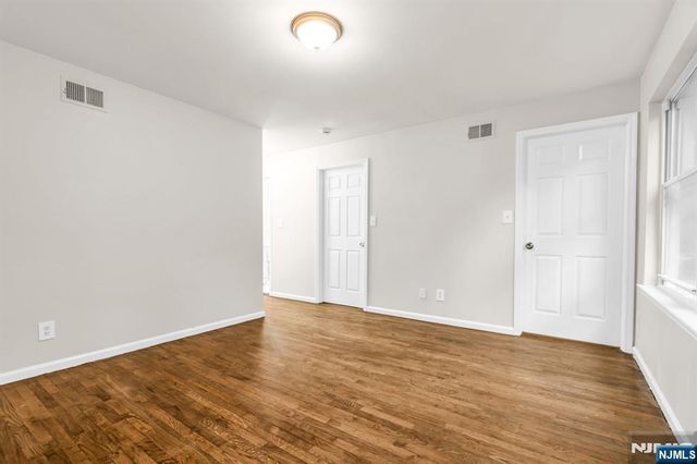 285 6th Street, Newark, NJ 07103