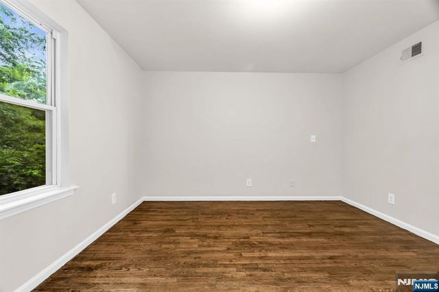 285 6th Street, Newark, NJ 07103