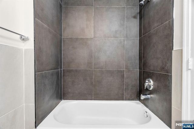 285 6th Street, Newark, NJ 07103