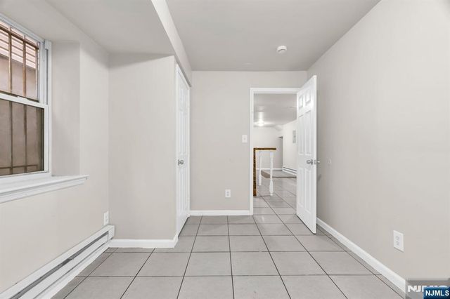 285 6th Street, Newark, NJ 07103