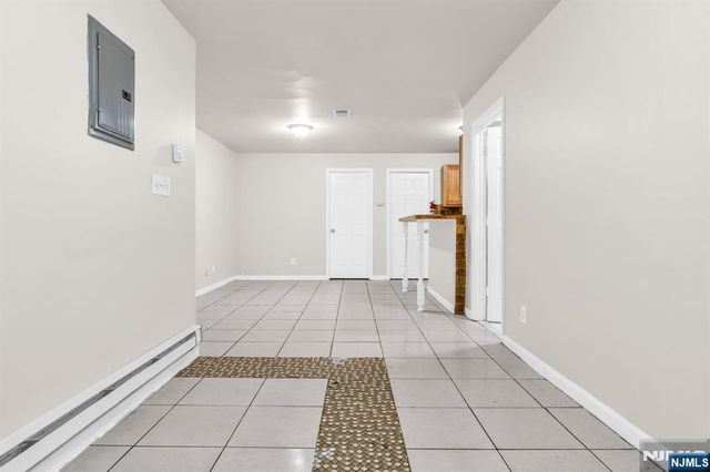 285 6th Street, Newark, NJ 07103