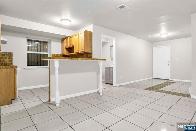 285 6th Street, Newark, NJ 07103