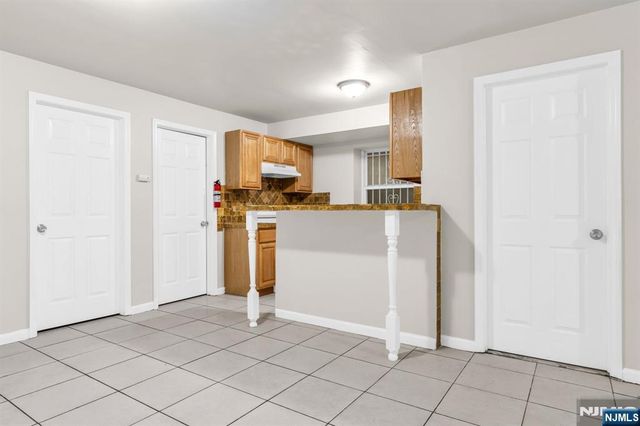 285 6th Street, Newark, NJ 07103