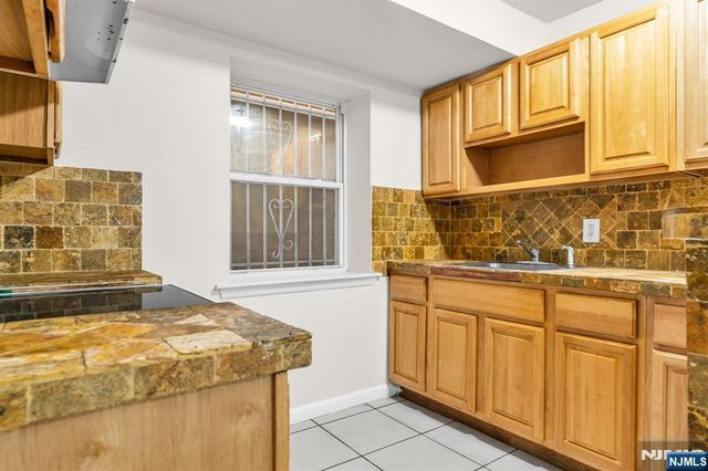 285 6th Street, Newark, NJ 07103