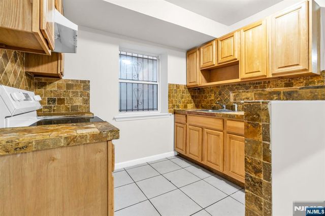 285 6th Street, Newark, NJ 07103