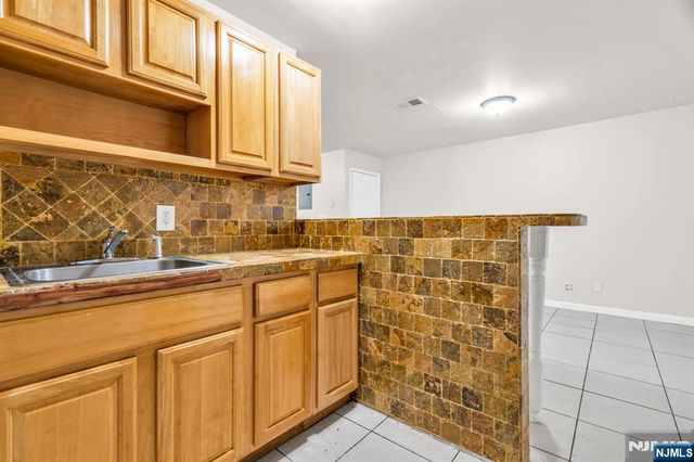 285 6th Street, Newark, NJ 07103