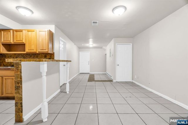 285 6th Street, Newark, NJ 07103