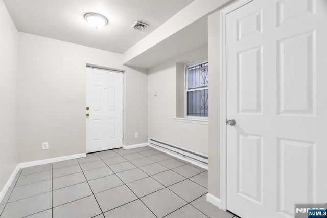 285 6th Street, Newark, NJ 07103