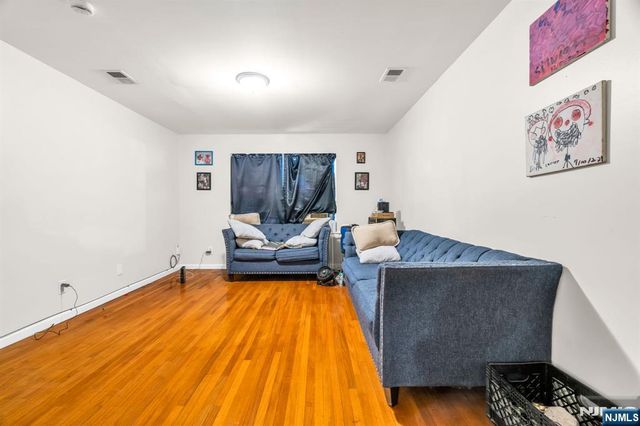 285 6th Street, Newark, NJ 07103