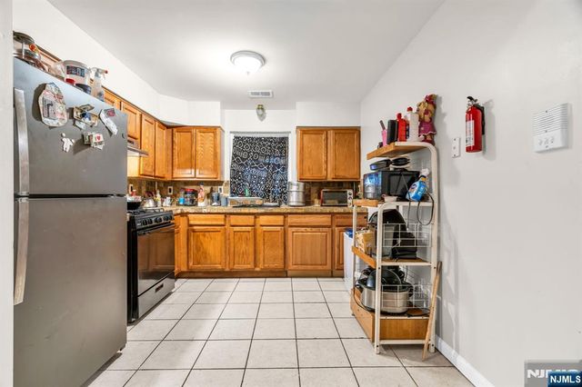 285 6th Street, Newark, NJ 07103