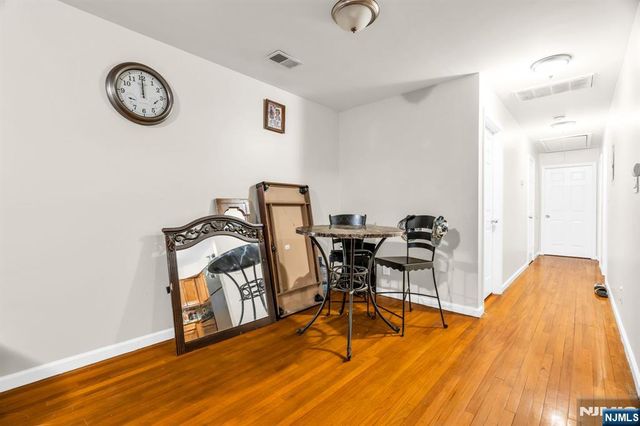 285 6th Street, Newark, NJ 07103