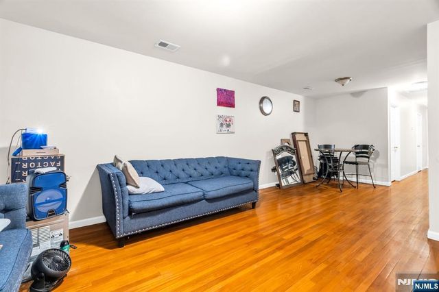 285 6th Street, Newark, NJ 07103