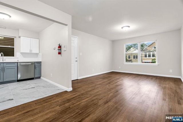 285 6th Street, Newark, NJ 07103
