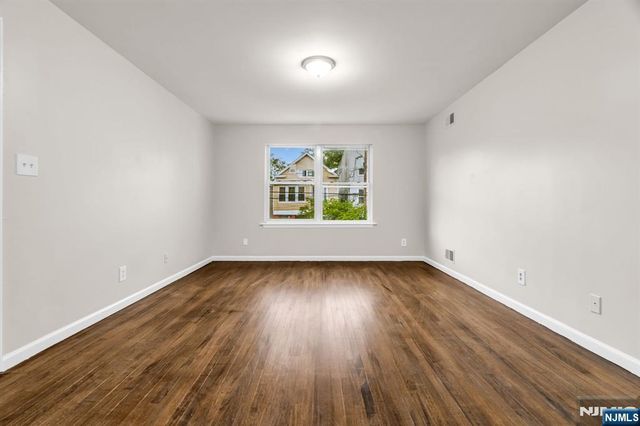 285 6th Street, Newark, NJ 07103