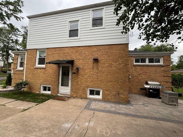 2337 Kensington Avenue, Westchester, IL 60154