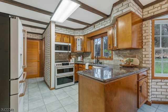 66 Grayrock Rd, Clinton Twp., NJ 08809