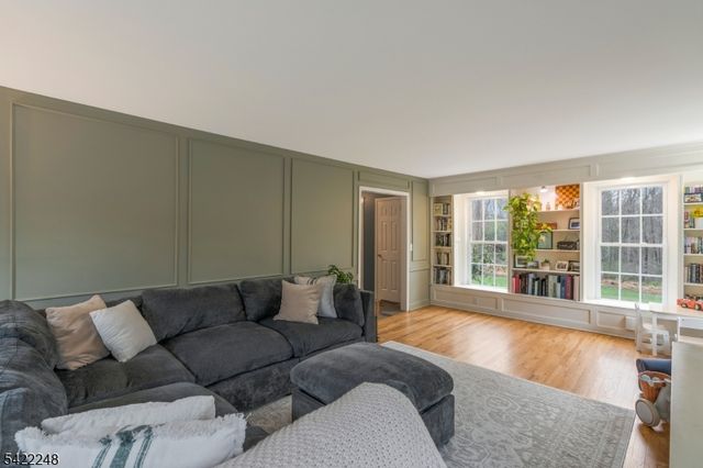 66 Grayrock Rd, Clinton Twp., NJ 08809