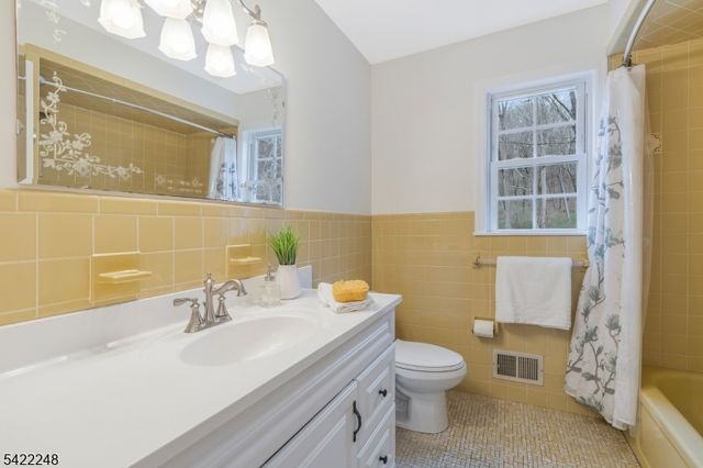 66 Grayrock Rd, Clinton Twp., NJ 08809