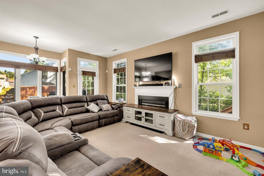 Image 19 of property listing at 5007 DAMSELFISH CT, Waldorf, MD 20603