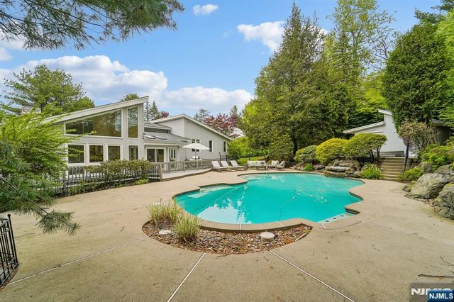8 Union Hill Road, Denville Township, NJ 07834