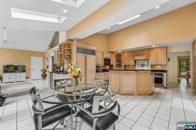 8 Union Hill Road, Denville Township, NJ 07834