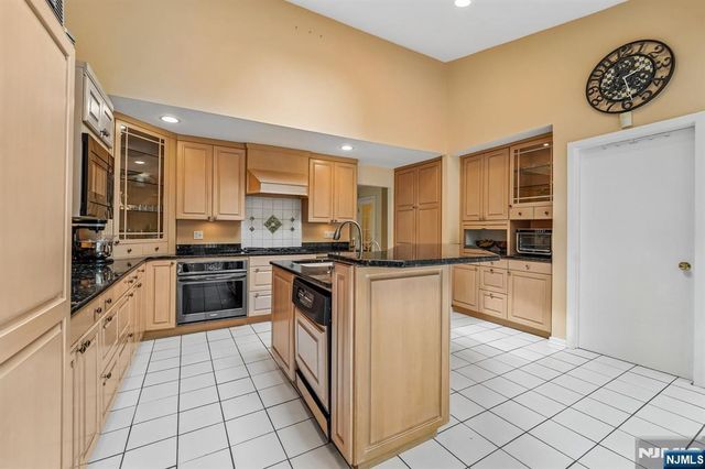 8 Union Hill Road, Denville Township, NJ 07834