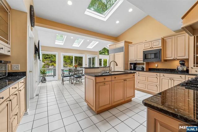 8 Union Hill Road, Denville Township, NJ 07834